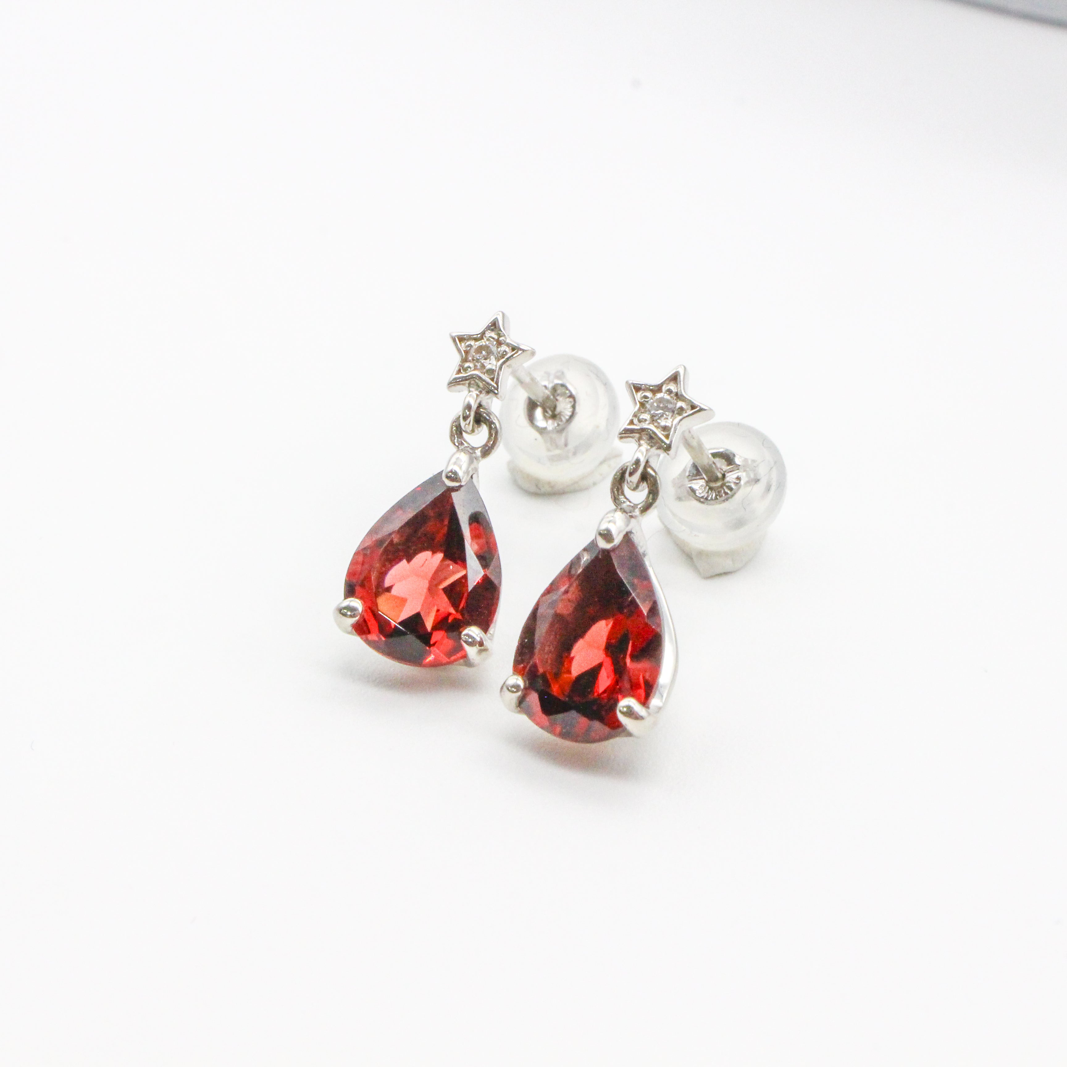 av-0020【K18WG】ピアス【離島配送不可】