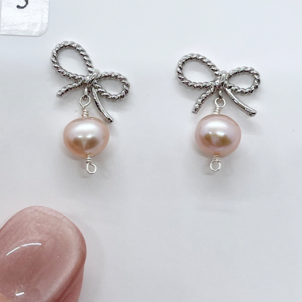 リボンと淡水パールのピアス