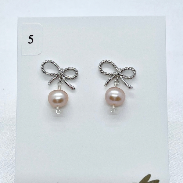 リボンと淡水パールのピアス