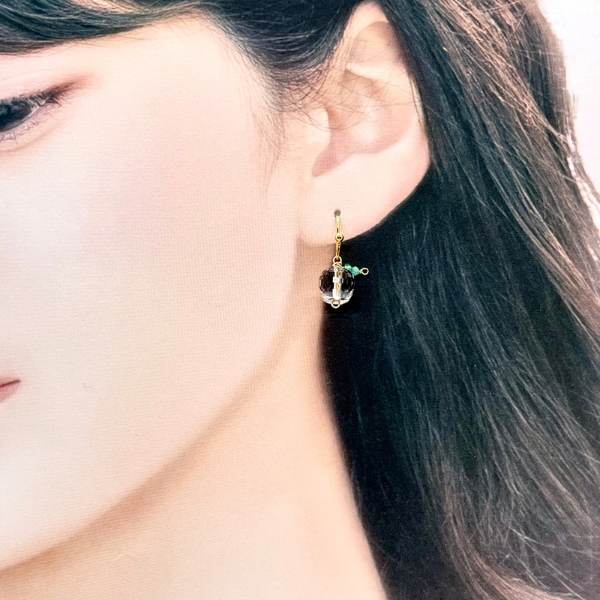 クリスタルアップルのピアス(イヤリング可)