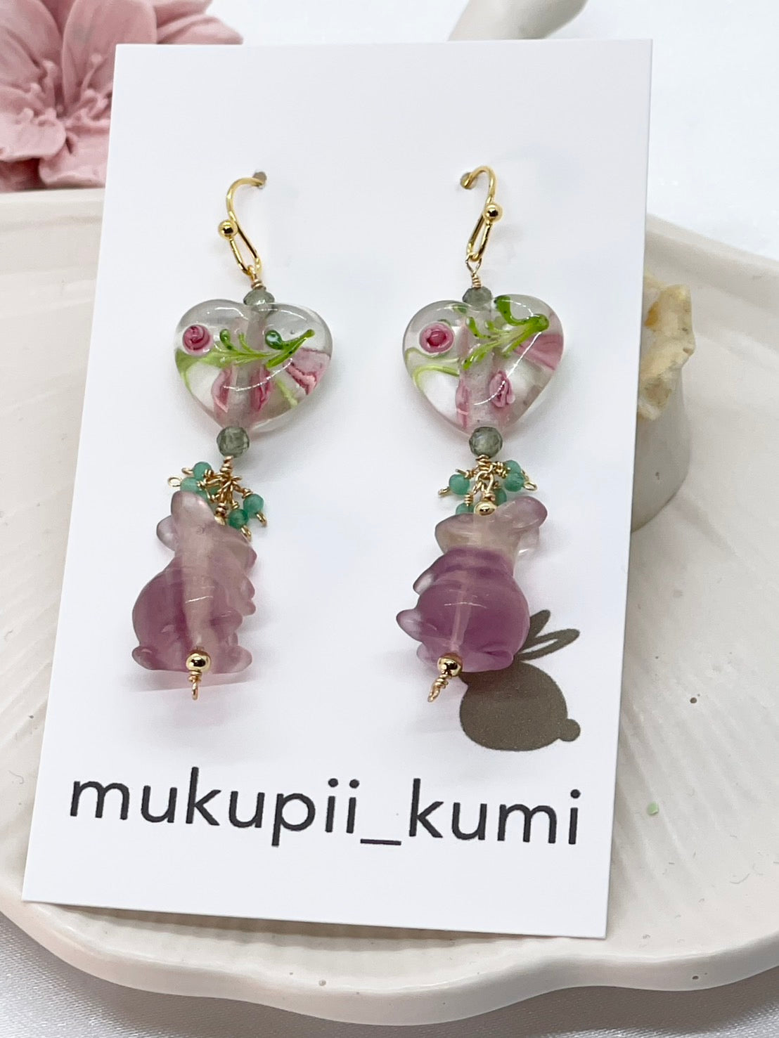 ハートのランプワークとウサギのピアス